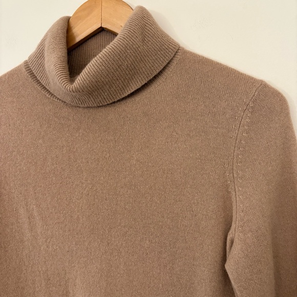 C by Bloomingdale’s Cashmere Camel Turtleneck Sweater 100% 2 ply Cashmere Size M - Picture 3 of 8